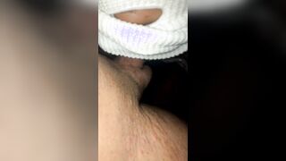 je mets les menotte a ma demi soeur puis je lui sperme sur les fesse
