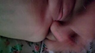 White skank fucks herself til her cunt gets pretty soak