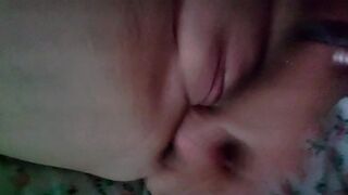 White skank fucks herself til her cunt gets pretty soak