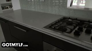 Babe Cougar Returns Favor With sexy Sex