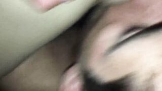 Femme qui filme son compagnon lui lécher le clitoris