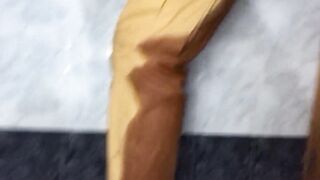 Juega en baño de el vecino con su orina y sus pies
