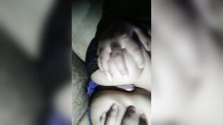 Le hago una rusa a un cliente, pongo su verga entre mis tetas gigantes y lo hago venir