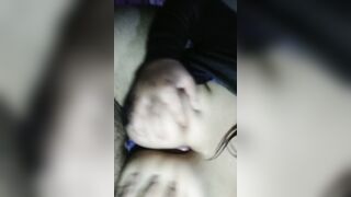Le hago una rusa a un cliente, pongo su verga entre mis tetas gigantes y lo hago venir