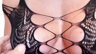 Mom Hispanic Tetona con vestido Bombshell quiere follar con su hijastro