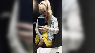A adorable mom, café masturbation
