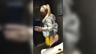 A adorable mom, café masturbation