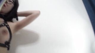 拘束玩bontage的姑娘露易丝拘束一边享受有弹力的D杯美乳一边到脸上颜射