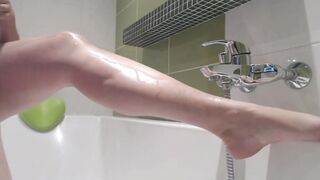 Full body shaving bondage inside a foam bathtub - Izabell fetish