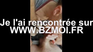 Un mec baise sa nana sous ses yeux