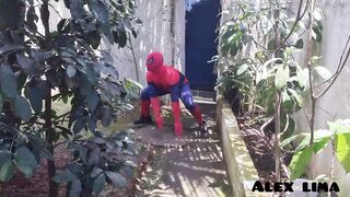 Homem Aranha se depara com duas taradas Gostosas. Paty Bumbum.
