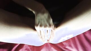 Quick orgasm of cougar with huge vagina