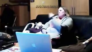 Femme grosse se masturbe devant son chat dans son salon