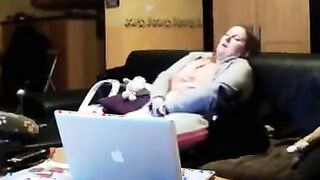 Femme grosse se masturbe devant son chat dans son salon