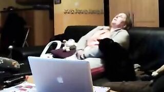 Femme grosse se masturbe devant son chat dans son salon