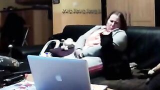 Femme grosse se masturbe devant son chat dans son salon