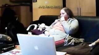 Femme grosse se masturbe devant son chat dans son salon