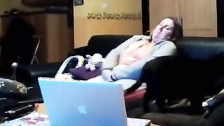Femme grosse se masturbe devant son chat dans son salon
