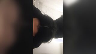 Une noire accepte de baiser dans les cages descaliers bien degueu