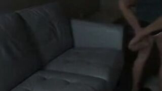 Nana timide defoncer la chatte de sa copine au strapon