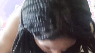 Une femme noire aspire la petite bite d'un blanc