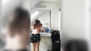 Petite jeune toute nue dans sa salle de bain