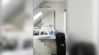 Petite jeune toute nue dans sa salle de bain