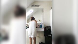 Petite jeune toute nue dans sa salle de bain