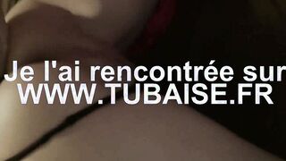Futur maman avec ses grosses mamelles se masturbe en poussant des cris excitants