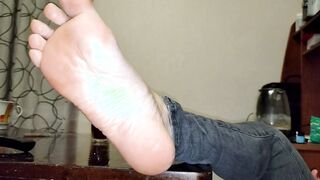 The Smell Of Those Smelly Toes Turns On - Licked The Soles Of The Foot Of A Beauty Mom -