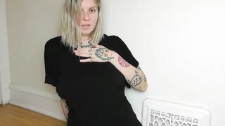 BAE TATTOOED HOE FUCKS HER CUNT AND ASS AT THE SAME TIME