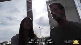 HUNT4K. Cutie Schönheit mit Kniestrümpfen unter meiner Kontrolle