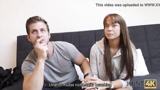 HUNT4K. Cutie Schönheit mit Kniestrümpfen unter meiner Kontrolle
