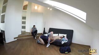 HUNT4K. Cutie Schönheit mit Kniestrümpfen unter meiner Kontrolle