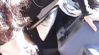 Na Parada de Caminhões , Ninfetinha faz Sexo com Caminhoneiro