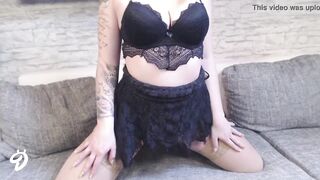 19 Year Old bimbos NinaDevil zeigt ihren ARsch