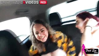 PUTARIA DENTRO DO CARRO COM DUAS LOUCAS SE PEGANDO E