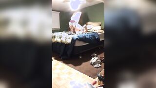 Mec docile se fait péter le cul au gode ceinture