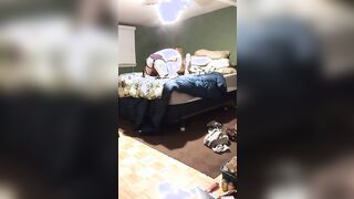 Mec docile se fait péter le cul au gode ceinture