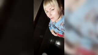 Outside squirt. beauty mom at café