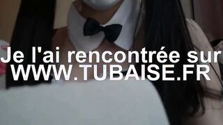 Chinoise aux gros seins s'amuse avec son vibro sur la moquette de sa chambre