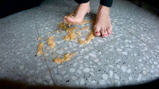 My crazy sexy foot crushing a banana !! Enjoy it !!