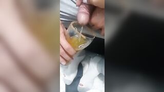 Juego con el orín de mi amigo y me preparo un trago especial