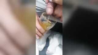 Juego con el orín de mi amigo y me preparo un trago especial