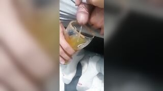 Juego con el orín de mi amigo y me preparo un trago especial