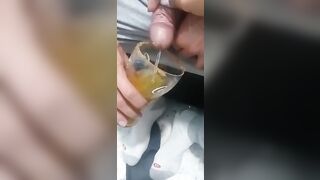 Juego con el orín de mi amigo y me preparo un trago especial