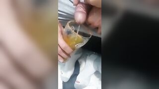 Juego con el orín de mi amigo y me preparo un trago especial
