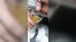 Juego con el orín de mi amigo y me preparo un trago especial