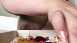 Manger de bon petit dessert en me touchant FOOD #4