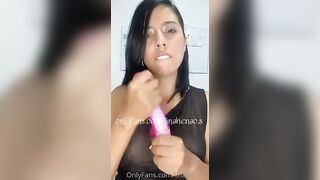 Lina Henao masturbates deliciously before falling asleep